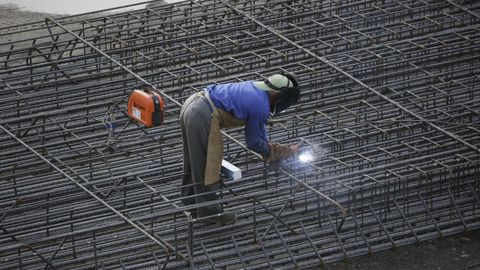 un trabajador en una obra