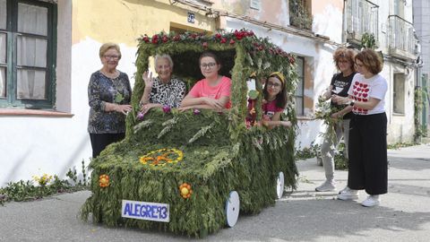 La vecina Rosita, Charo bisabuela con sus bisnietas Sara e Ica, y Charo abuela con su hija Sabela. Todas ante la casa ms famosa de los Maios de Canido