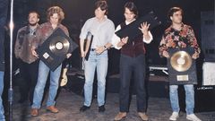 Enrique Urquijo, a la derecha, junto a su hermano �lvaro y Los Secretos