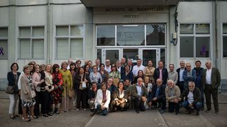 Foto de familia de la primera promocin de BUP del IES Nmero Un de Ribeira.