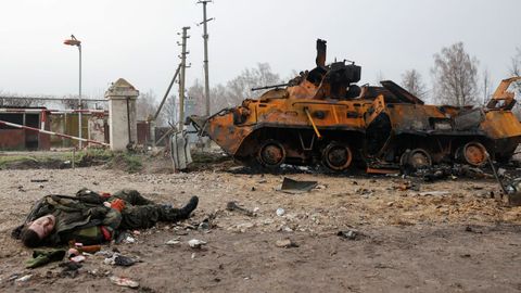 El cuerpo de un soldado ruso yace cerca de un blindado  BTR-82 destruido, en la aldea de Nova Basan, en la regi�n de Chern�gov.