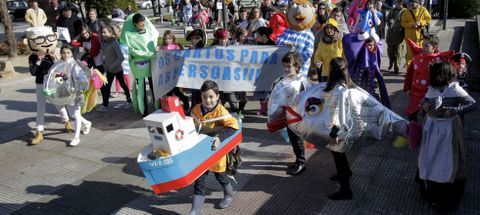 Los vecinos que se oponen al barco protagonizaron ayer una comparsa y hoy irn con globos a la Praza do Rei durante el pleno