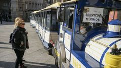 Los veh�culos que pudieron circular (en la imagen, el �tren das termas�) llevaban un cartel visible avisando de que eran �servicios m�nimos�.