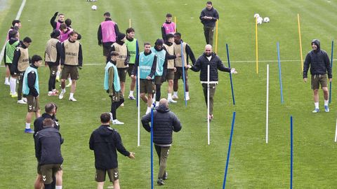 Claudio dirigiendo un entrenamiento en la ciudad deportiva de Mos