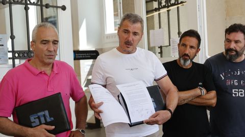 Alfonso Seijo (de blanco) en julio del 2024 tras entregar un escrito en el Ayuntamiento de A Coruña