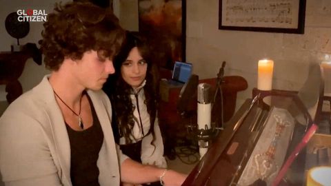 Shawn Mendes y Camilla Cabello actuando en el concierto 'One World: Together at Home'