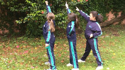 Imagen de archivo de alumnas de primaria del CPR Crea Natura preparando su cuaderno de campo en una edición anterior