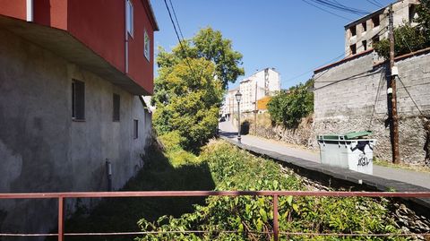 Esta de la izquierda es una de las dos casas de la calle Doctor Fleming, junto al arroyo Malloadas, que el proyecto propone derribar. Las dos est�n abiertas y habitadas