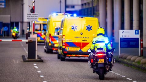 Una ambulancia traslada a un paciente infectado del crucero, en los Pa�ses Bajos