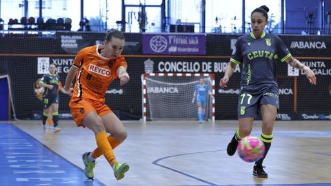 La burelista Sydorenko dispara en la primera mitad ante la mirada de la ceut&iacute; Morgana Ravadelli. 