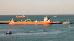 Un barco carguero espera atracado en un muelle de Mascate, la capital de Om�n, por el cierre en Ormuz. 