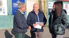 Suso Dieste, Manuel Dur�n y Mar�a Gonz�lez, frente a las instalaciones del Club de Remo Puebla.