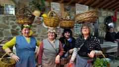 Participantes del taller de cester�a organizado por la Escola Rural de Sa�de da Limia para recuperar el tradicional elemento de transporte