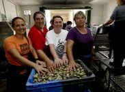 Eva P�rez y Elva Garcia, a la derecha y en el centro, acompa�adas por parientes mariscadoras.