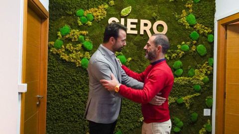 L�der del PP, �lvaro Queipo (i) y alcalde de Siero, �ngel Garc�a (d)