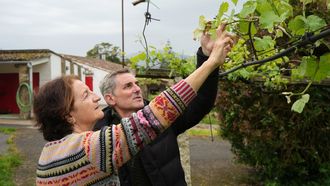 Rosa Ruiz, responsable de Santiago Ruiz, junto al en�logo Chema Ureta, en la bodega de O Rosal.