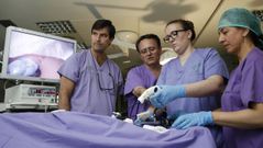 Jos� Noguera (segundo por la izquierda) es el presidente del comit� organizador del Congreso Nacional de Cirug�a que se celebrar� en A Coru�a