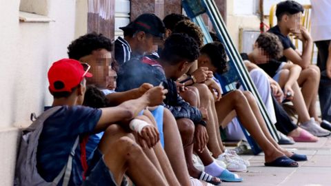 Decenas de menores migrantes no acompa�ados en las proximidades de la Jefatura Superior de Polic�a de Ceuta.