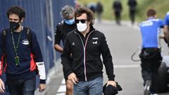El piloto espa�ol llegando al primer entrenamiento previo al Gran Premio de Austria