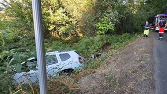El conductor de un veh�culo que cay� por un terrapl�n en una carretera local de Barbad�s qued� atrapado en su interio