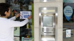Una farmac�utica de Burela, al lado del dispensario de medicinas