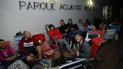 Algunos usuarios, anoche esperando para las inscripciones en la piscina de Acea de Ama