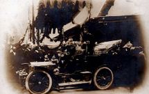 <span lang= es-es >El rey en la estaci�n</span>. El rey Alfonso XIII, en una de sus visitas      a Vilagarc�a, se dej� fotografiar en la antigua estaci�n de Carril.