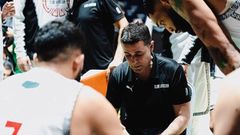 Antonio P&eacute;rez Ca&iacute;nzos, en el centro, dando indicaciones a sus jugadores durante un tiempo muerto de un encuentro