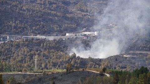 Incendio forestal en la comarca de Valdeorras. Fuego en el antiguo vertedero de basura de A Rúa