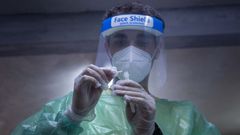 Imagen de un enfermero realizando una PCR