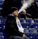 Un aficionado del Dynamo de Kiev fuma en un partido. <span lang= es-es >reuters</span>