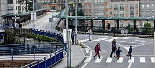 Estos d�as, pese a estar un carril sin uso, los peatones tienen que seguir cruzando A Barca por las aceras.