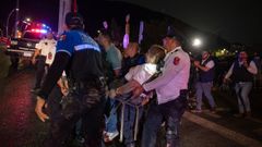 El momento en el que colaps� el escenario de un mitin electoral en M�xico