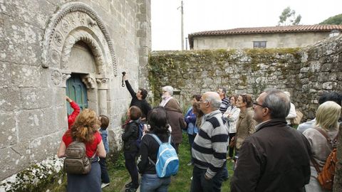 Visitantes ante la puerta de la iglesia de San Miguel de Eir, en Pantn (ruta 3)