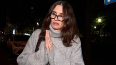 Paz Vega saliendo de la casa de su hermana acompa�ada de su hijo Orson.