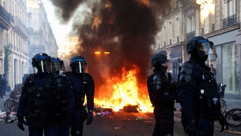 Agentes antidisturbios en una calle de Par&iacute;s