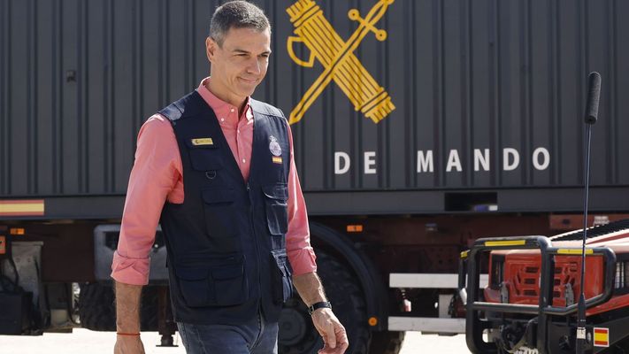 Pedro S�nchez, durante una visita al puesto de mando avanzado de Navalcarnero (Madrid).