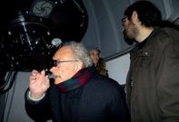 Eduardo Punset aprovech� su estancia en la capital dezana para conocer la c�pula y ver el cielo.