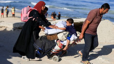 Una familia palestina regresa a la ciudad de Gaza.