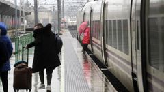 Tren diurno entre Galicia y Barcelona, �nico servicio diario, en la estaci�n de Monforte