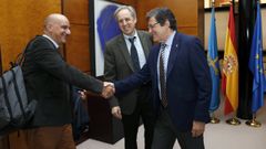 El responsable a nivel mundial de los centros globales de I+D de la compa��a, Nicol�s de Abajo;  el responsable a nivel mundial de los centros globales de I+D de la compa��a, Nicol�s de Abajo, y el presidente del Principado, Javier Fern�ndez.