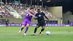 Bil Nsongo retiene el bal�n ante un rival durante el Fiorentina-Deportivo.