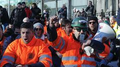 Los trabajadores de Alcoa se manifiestan en Santiago