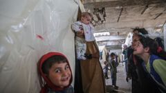 Un grupo de ni�os en un refugio improvisado en un estadio de f�tbol de Idlib