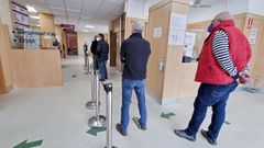 Usuarios en el centro de salud VIrxe Peregrina de Pontevedra, uno de los diez que participan en las caminatas saludables