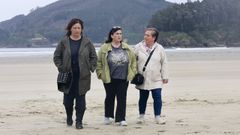 Tres de las doce mariscadoras, en una imagen de este a�o en la playa de Vilarrube, en Valdovi�o