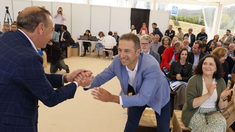 Su primer acto en la comarca. El alcalde de Xove, Demetrio Salgueiro, expres� p�blicamente su afecto hacia el mari�ano Alfonso Villares, reci�n reincorporado a la vida p�blica como delegado de la Xunta en Lugo tras el archivo de una causa judicial por una denuncia por agresi�n sexual