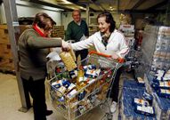 Voluntarios preparan los carros de alimentos.