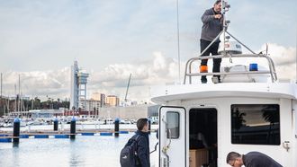 El equipo del proyecto satelital poniendo a punto los equipos en Algeciras.