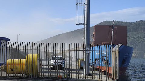 Fotograf&iacute;a tomada el mi&eacute;rcoles por la ma&ntilde;ana durante la carga de dunita en el muelle comercial cari&ntilde;&eacute;s